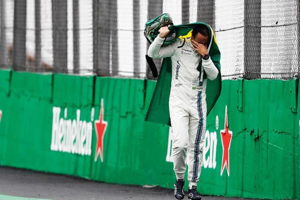 Felipe Massa llora tras abandonar en su último gran premio en Brasil | Fuente: Williams Martini RAcing
