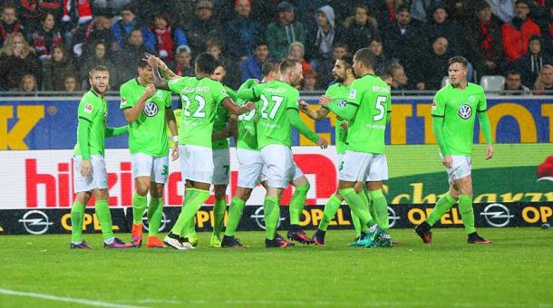 Los jugadores del Wolfsburgo celebran un gol en Friburgo. | Fuente: vlf-wolfsburg.de