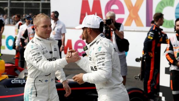 Valtteri Bottas felicita a Lewis Hamilton por el título en México. Foto: Fórmula 1