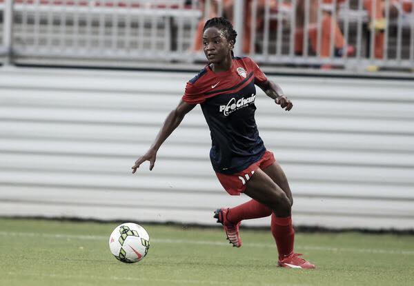 Ordega as she looks up to make a cross in a match against Sky Blue FC. | Source: Tony Quinn - ISI Photos