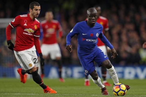 Kanté llevando el balón ante el Manchester United | Imagen: Chelsea FC