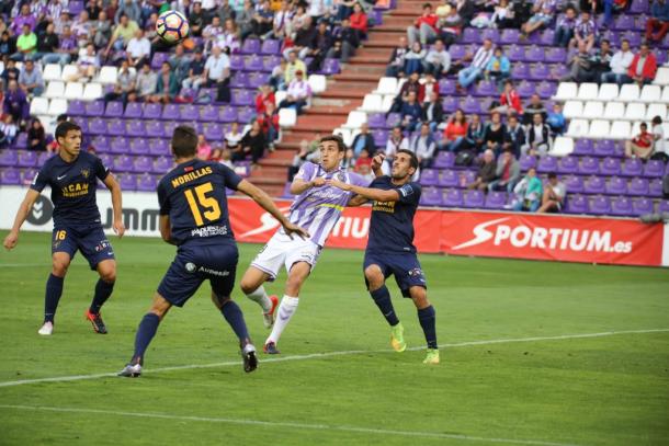 El UCAM Murcia defiende un balón ante el Real Valladolid. (Foto: UCAM Murcia CF).