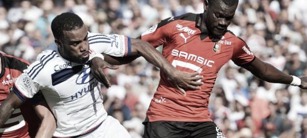 Lacazette no estuvo fino de cara al gol ante un peleón Rennes. Foto: (ligue1.com)