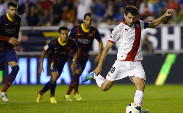 Trashorras lanza un penalti en un partido contra el Barça | Fotografía: LaLiga