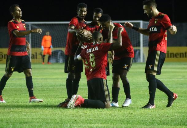 Gols marcados apenas no segundo tempo assegura classificação ao Leão (Foto: Williams Aguiar/Sport)