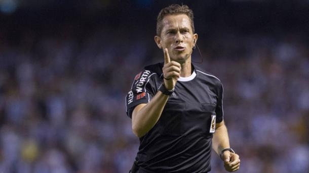 González González arbitrando | EFE