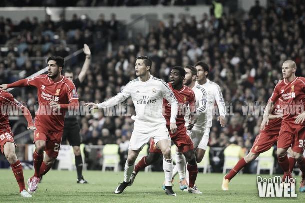Cristiano Ronaldo, rodeado de jugadores del Liverpool, a punto de rematar el esférico | Foto: VAVEL