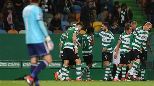 Los jugadores del Sporting felicitan a Martins por su jugada en el gol de Bas Dost | Foto: Sporting CP
