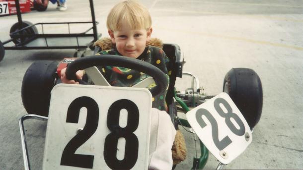 Brendon Hartley de pequeño son su kart y su número 28. Fuente: F1