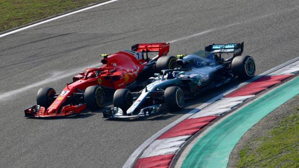 Räikkönen peleando con Bottas en China. Foto: Fórmula 1