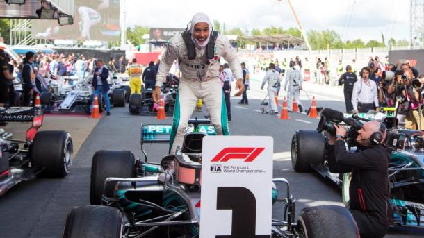 Hamilton celebra su victoria. Foto: Fórmula 1