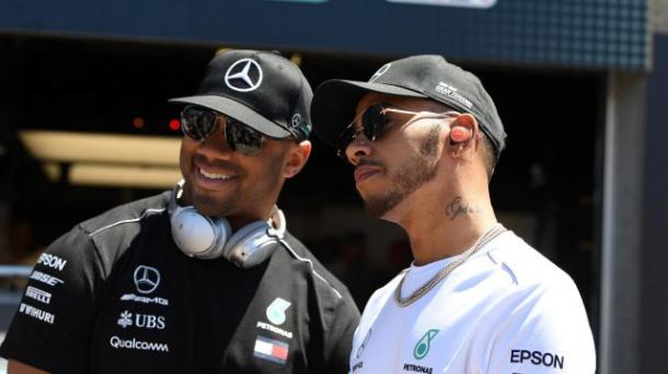 Lewis Hamilton con su invitado. Foto: F1