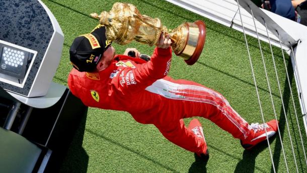 Vettel en el podio. Foto: F1