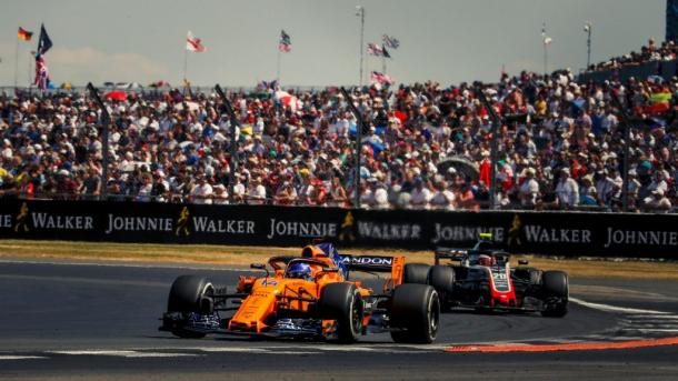 Alonso y Magnussen. Foto: Fórmula 1