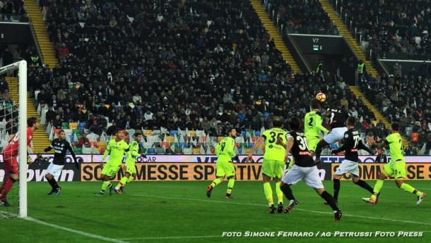 Una delle occasioni fallite lunedì da Duvàn Zapata. Fonte: www.facebook.com/UdineseCalcio1896