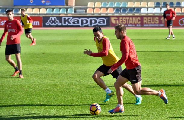 JUgadores del Reus durante un entreno esta semana en el Estadi Municipal antes de viajar a Sevilla. (Foto: LaLiga123)