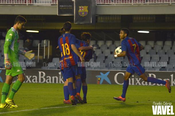 Mboula recoge el balón del fondo de las mallas tras hacer el tanto del empate | Foto: Noelia Déniz - VAVEL