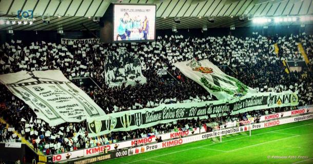 La coreografia del pubblica per celbrare l'anniversario. Fonte: www.facebook.com/UdineseCalcio1896