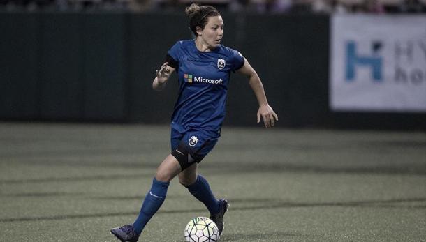 Rachel Corsie looking up to pass the ball for a successful play for the Reign. | Source: NWSL