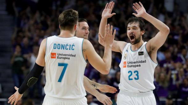 Luka Doncic y Sergio Llull celebran una canasta | Fuente: Agencia EFE