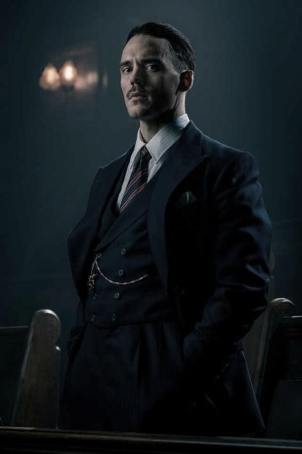 Sam Claflin como Oswald Mosley en la serie británica Peaky Blinders. Fuente: BBC.