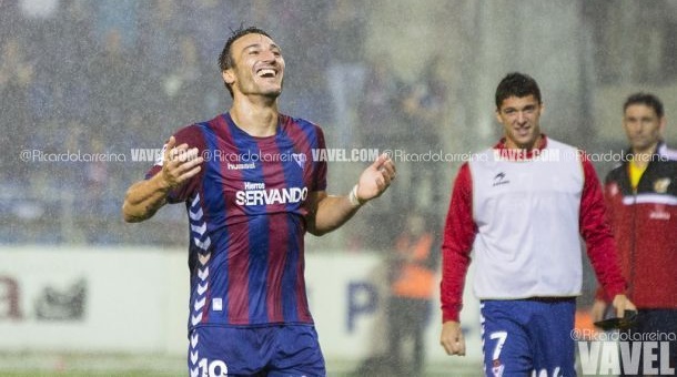 Piovaccari celebra su gol frente a la UD Almería | Foto: Ricardo Larreina (VAVEL.com)
