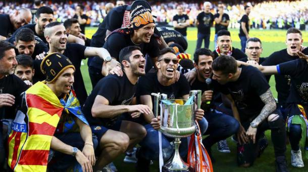 Los jugadores festejando el trofeo en Mestalla | MARCA