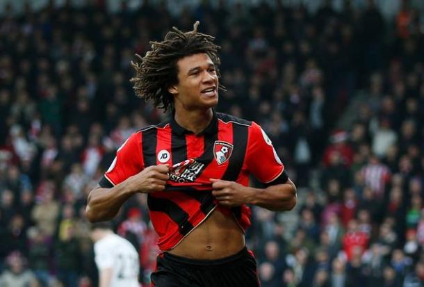 Nathan Aké festeggia la rete del parziale 1-0. | Squawka News, Twitter