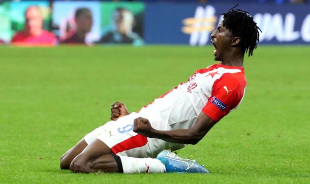 Olayinka celebra el gol del Slavia | Foto: uefa.com