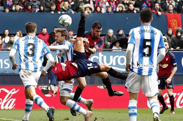 Ruben García intenta la chilena rodeado de jugadores en el partido liguero. Imagen vía: EFE