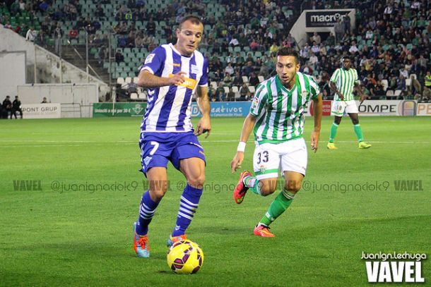 El jugador del Alavés, Juli, peleando un balón en un partido frente al Betis. Fuente: Juan Ignacio Lechuga (VAVEL)