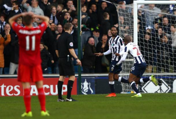 Albrighton se lamenta en primer plano del gol de Cummings. Foto: The FA