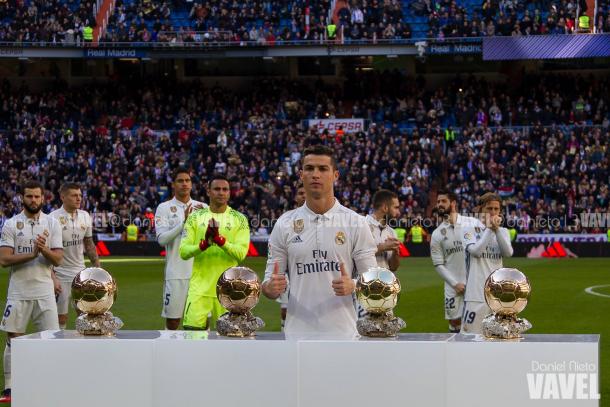 Cristiano ofrece al Bernabéu sus Balones de Oro. | FOTO: Daniel Nieto - VAVEL