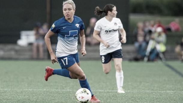 Simon (left) as she plans to make her next move in a game against the Washington Spirit. | Source: NWSL