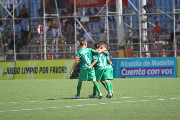 Como casualidad el equipo de Velásquez juega este Festival Pony Fútbol de verde, ayer goleó 8-0 y se perfila como uno de los equipos a vencer en este torneo de chicos para grandes. | Foto: Los Paisitas