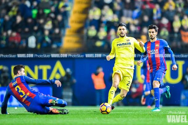 Roberto Soriano pugnando por un balón con Piqué | Silvestre Szpylma