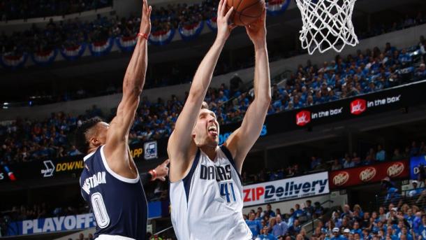 Russell Westbrook (left, #0) blocks a rare Dirk Nowitzki dunk | Photo: NBAE via Getty Images