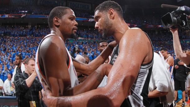 Durant y Duncan, saludándose una vez acabó el partido | NBA.com