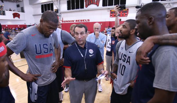 Team USA head coach Mike Kre speaks to Kevin Durant, Draymond Green, Harrison Barnes with assistant coaches Jim Boehim and Tom Thibodeau standing by. Photo: NBA.com