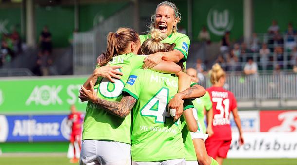 Mittag celebrates her goal with her teammates | Source: vfl-wolfsburg.de