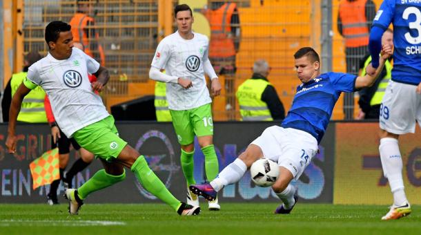 Luiz Gustavo intenta disparar ante un jugador del Darmstadt | Foto: VFL Wolfsburg