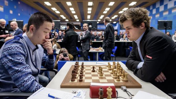 Carlsen y Yi Wei durante la ronda 4. | Foto: Alina l'Ami (Tata Steel Chess)