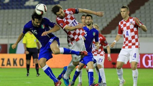 Parolo y Srna disputan un balón durante el Croacia - Italia | Foto: everardoherrera.com