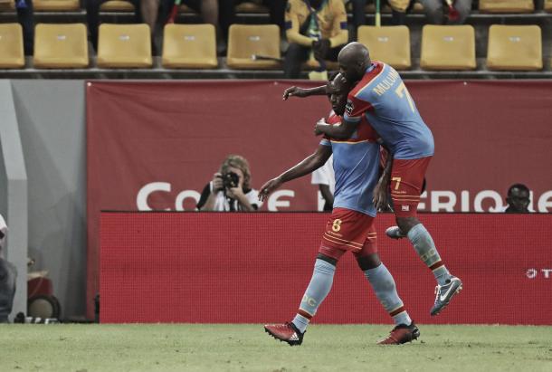Paul Mpoku celebrando su gol con  Yousuf Mulumbu (Foto: CAF)