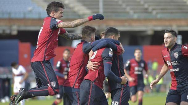 Il Cagliari festeggia Marco Borriello, autore di una doppietta nel match contro il Genoa. | eurosport.com