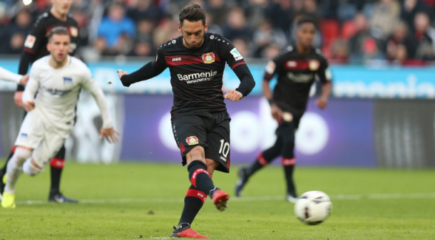 Çalhanoglu anota el penalti del 2-0 | Foto: Bayer Leverkusen