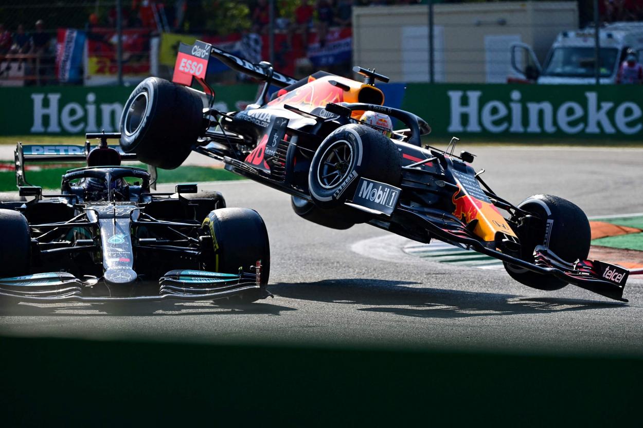 Verstappen encima de Hamilton/ Fuente: El Mundo