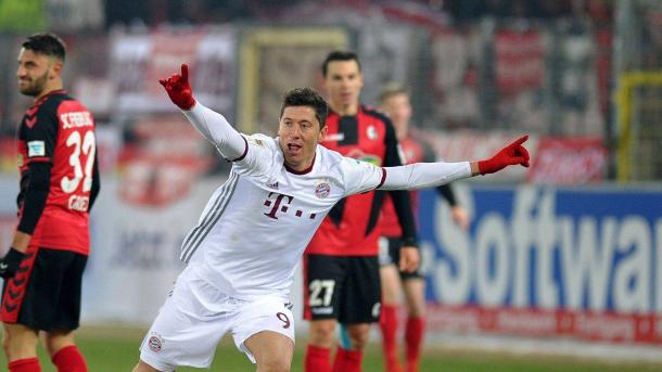 Lewandowski celebra uno de sus goles frente al Friburgo | Foto: FC Bayern