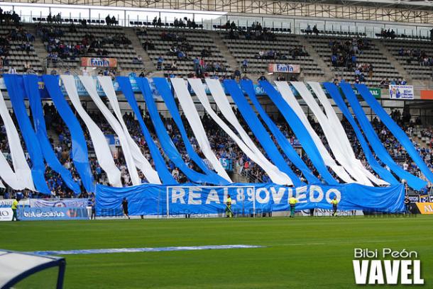 La afición del Real Oviedo realizando un mosaico | Foto: Bibi Peón - VAVEL