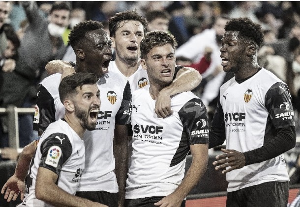 Hugo Duro y el Valencia celebran el empate ante el Atlético de Madrid